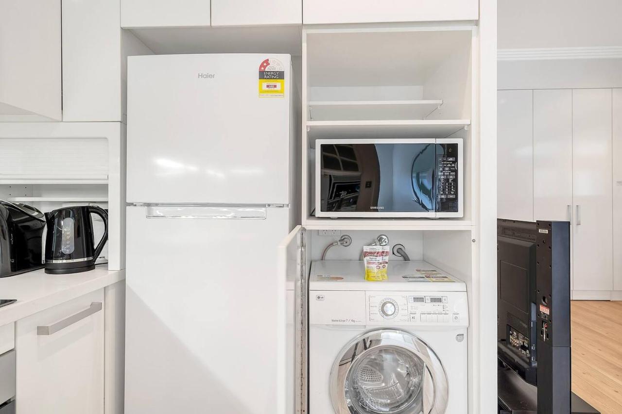 'simply Sydney' Living Off Wharf Roadway Apartment